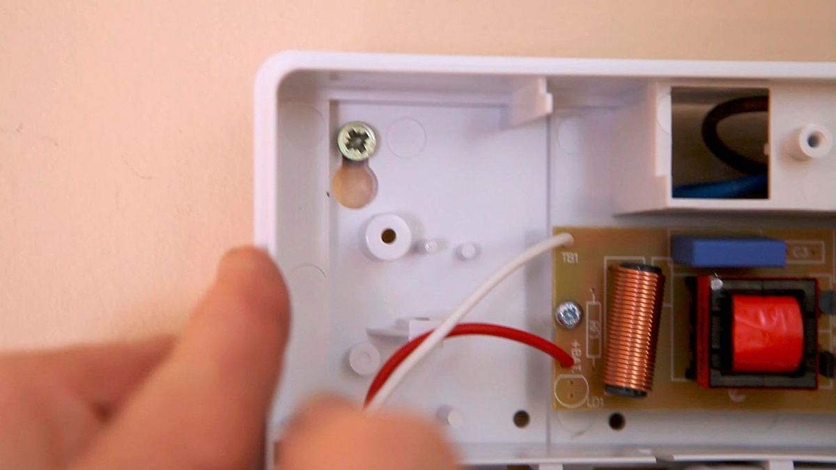 Instalar una luz de emergencia paso 8