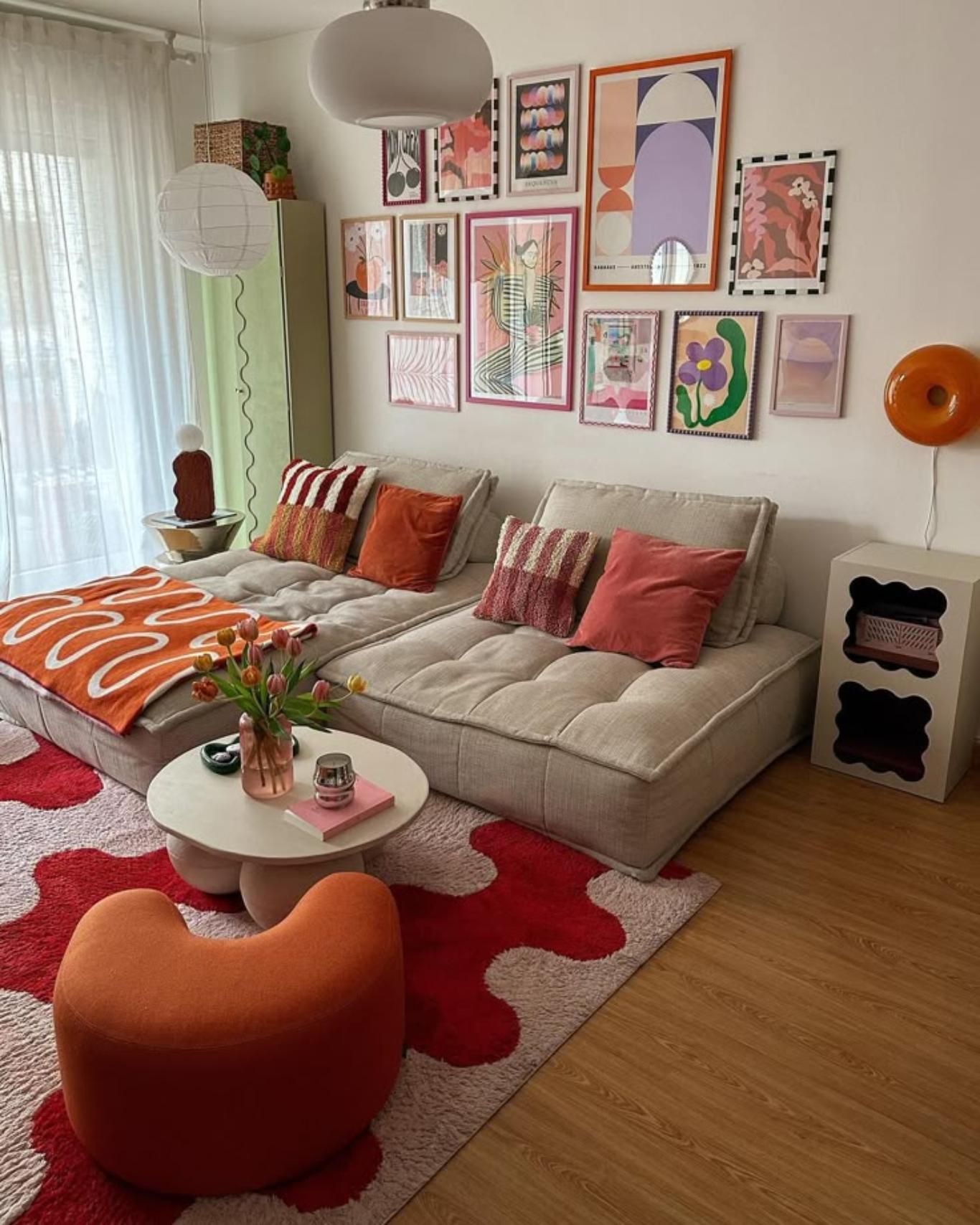 Salón aesthetic con sofá gris con cojines de rayas.