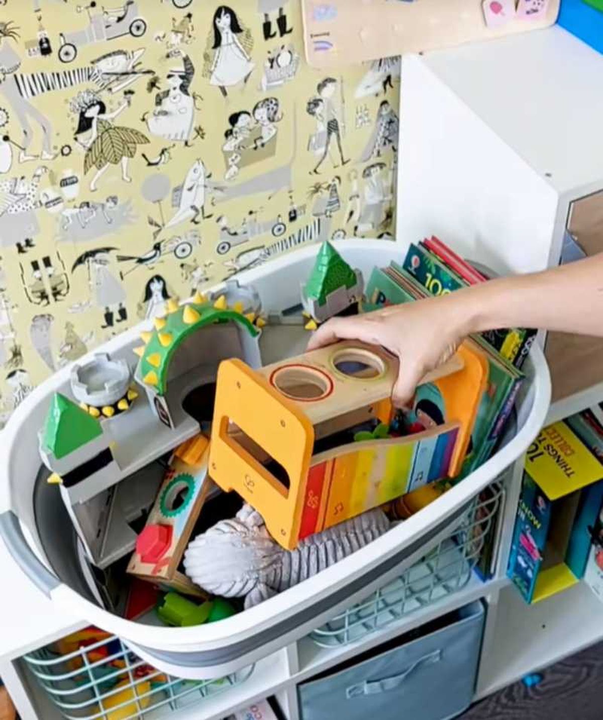 Cesto plegable de Leroy Merlin lleno de juguetes.