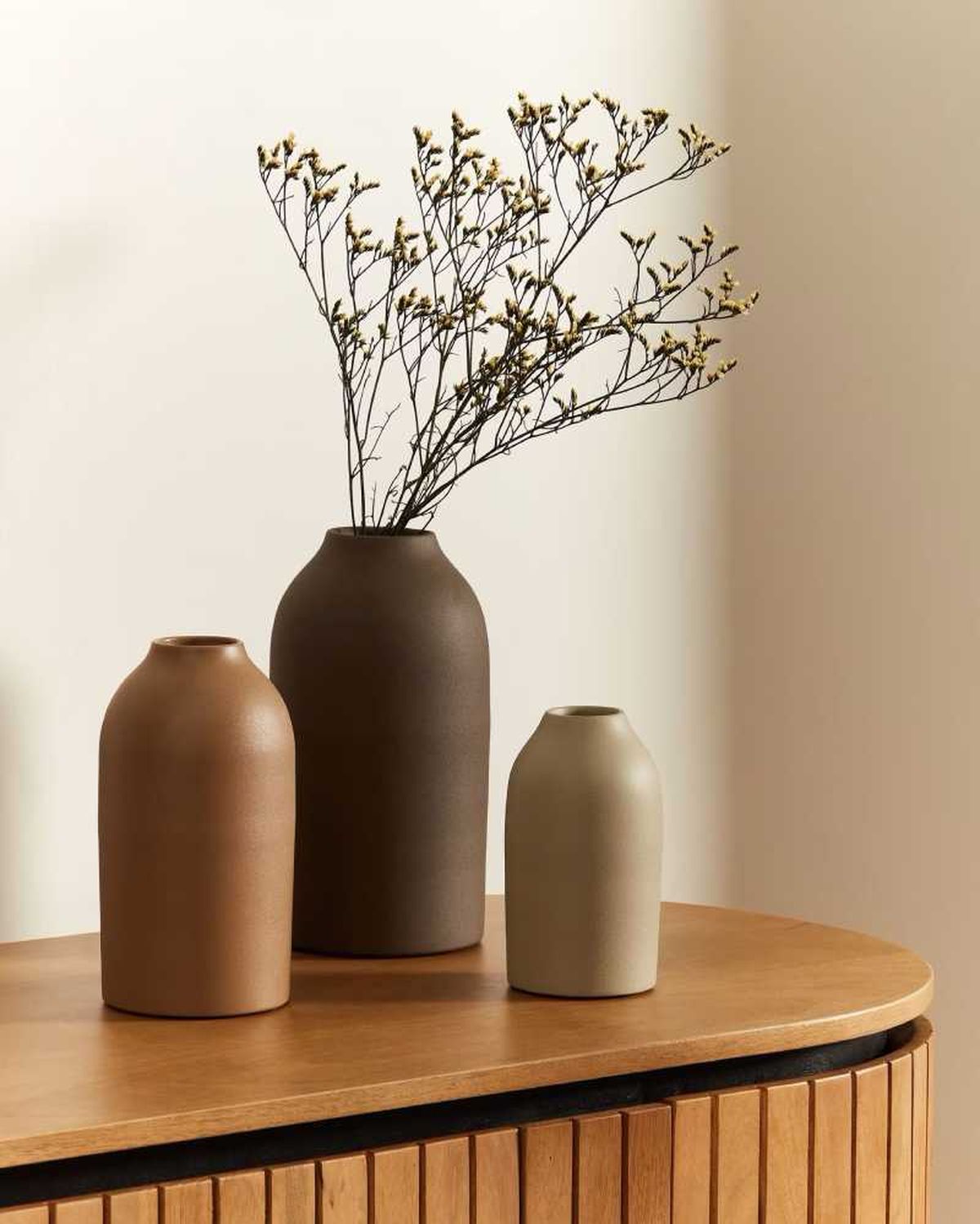Tres jarrones en tonos Mocha Mousse.