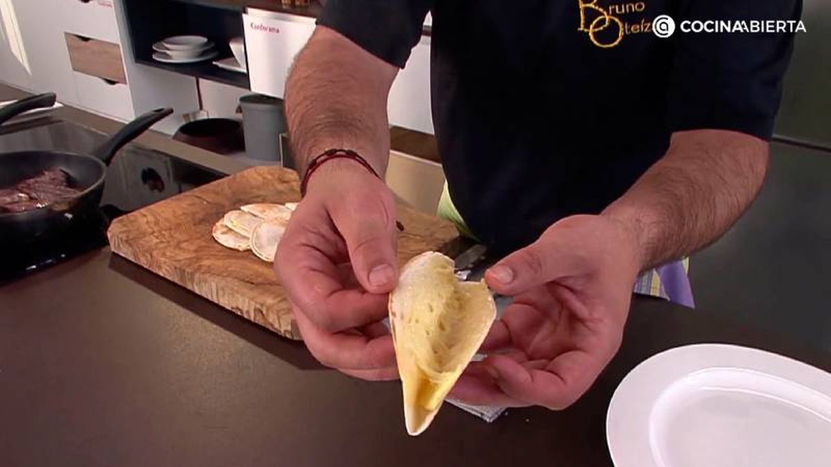 Sirve las quesadillas calientes con queso fundido