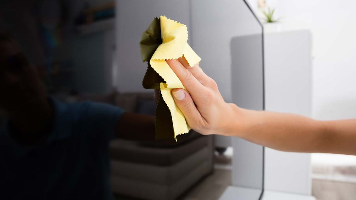 Es importante elegir un liquido limpiador que no deje reflejos ni rayas el cristal del televisor