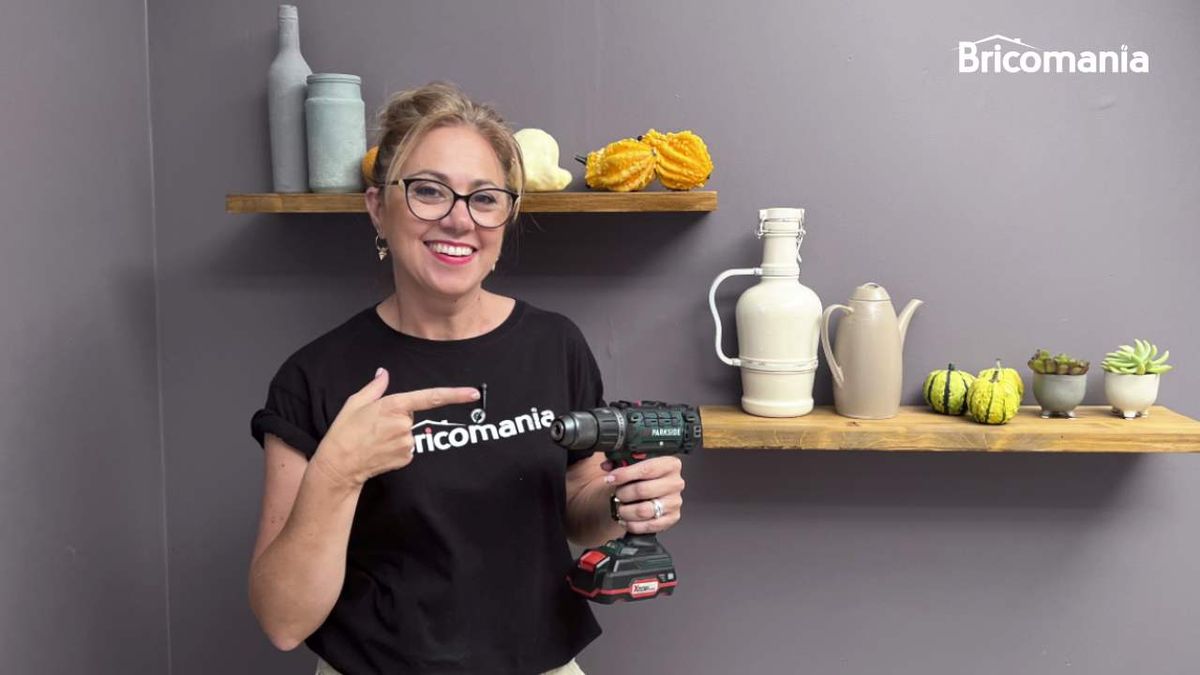 Yolanda Alzola tras acabar de colocar dos baldas flotantes