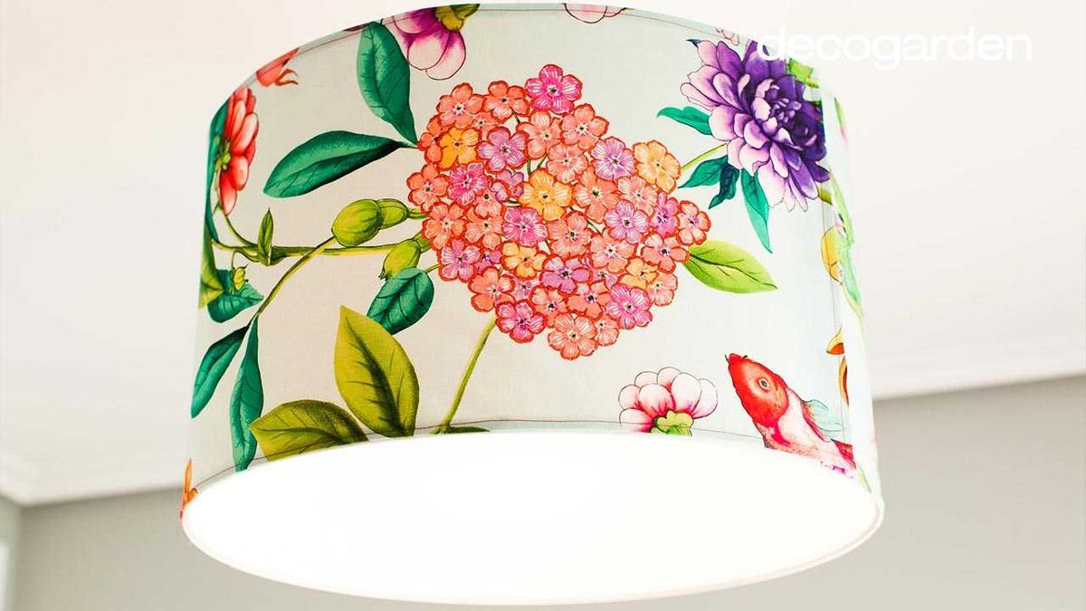 Pantalla de lámpara de techo personalizada con tela floral.