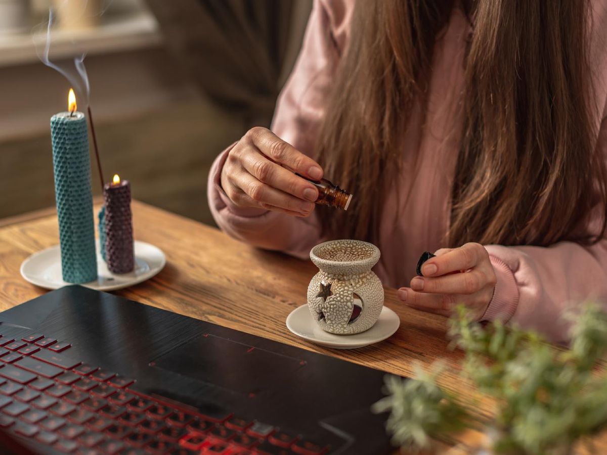 Quemador de esencias con aceites aromáticos.