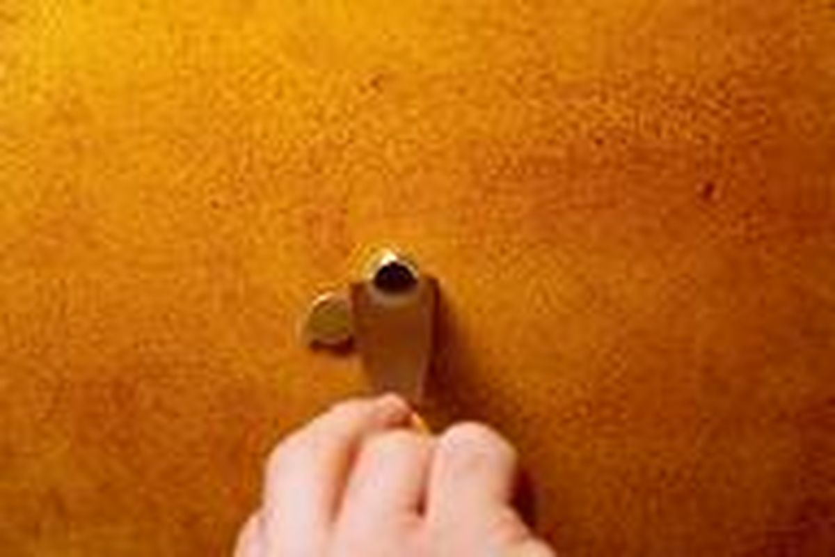 Colocar una mirilla en la puerta de entrada paso 6