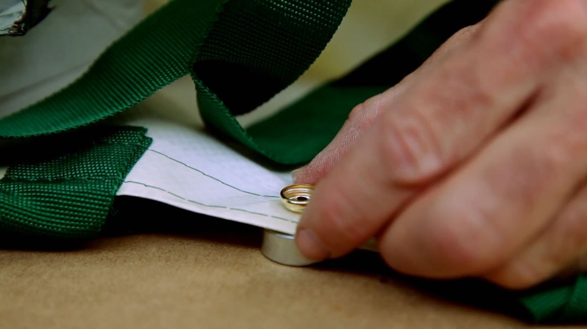 Cómo colocar corchetes o botones a presión paso 6