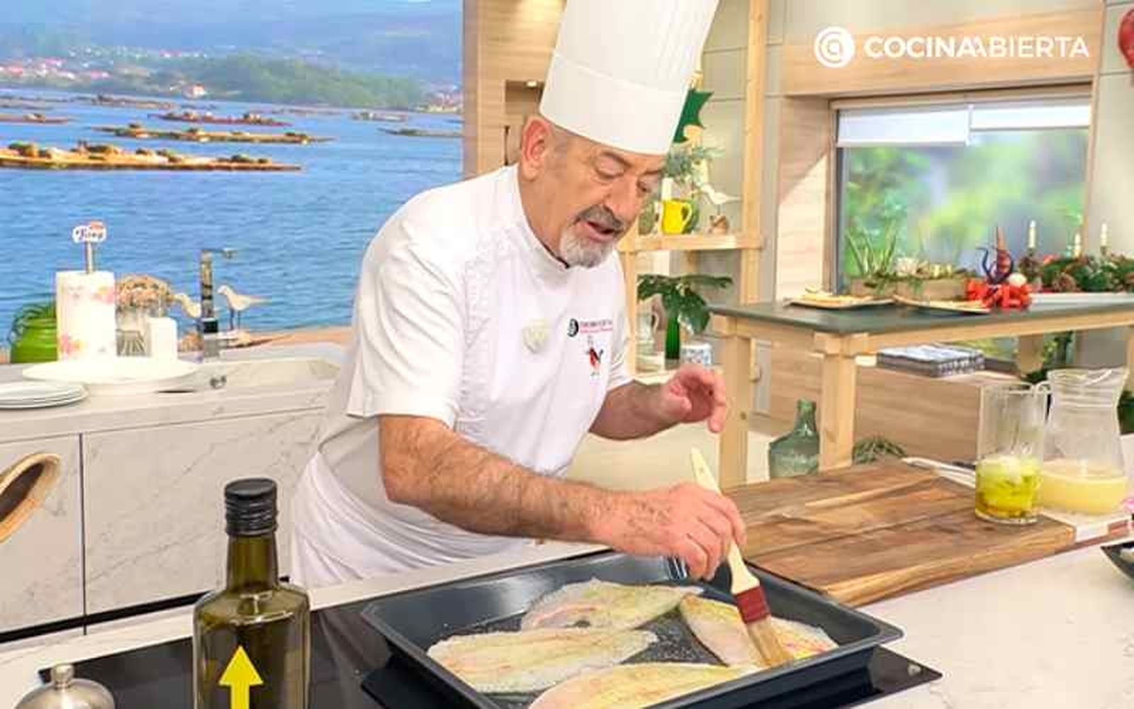 Unta los filetes de rodaballo con aceite