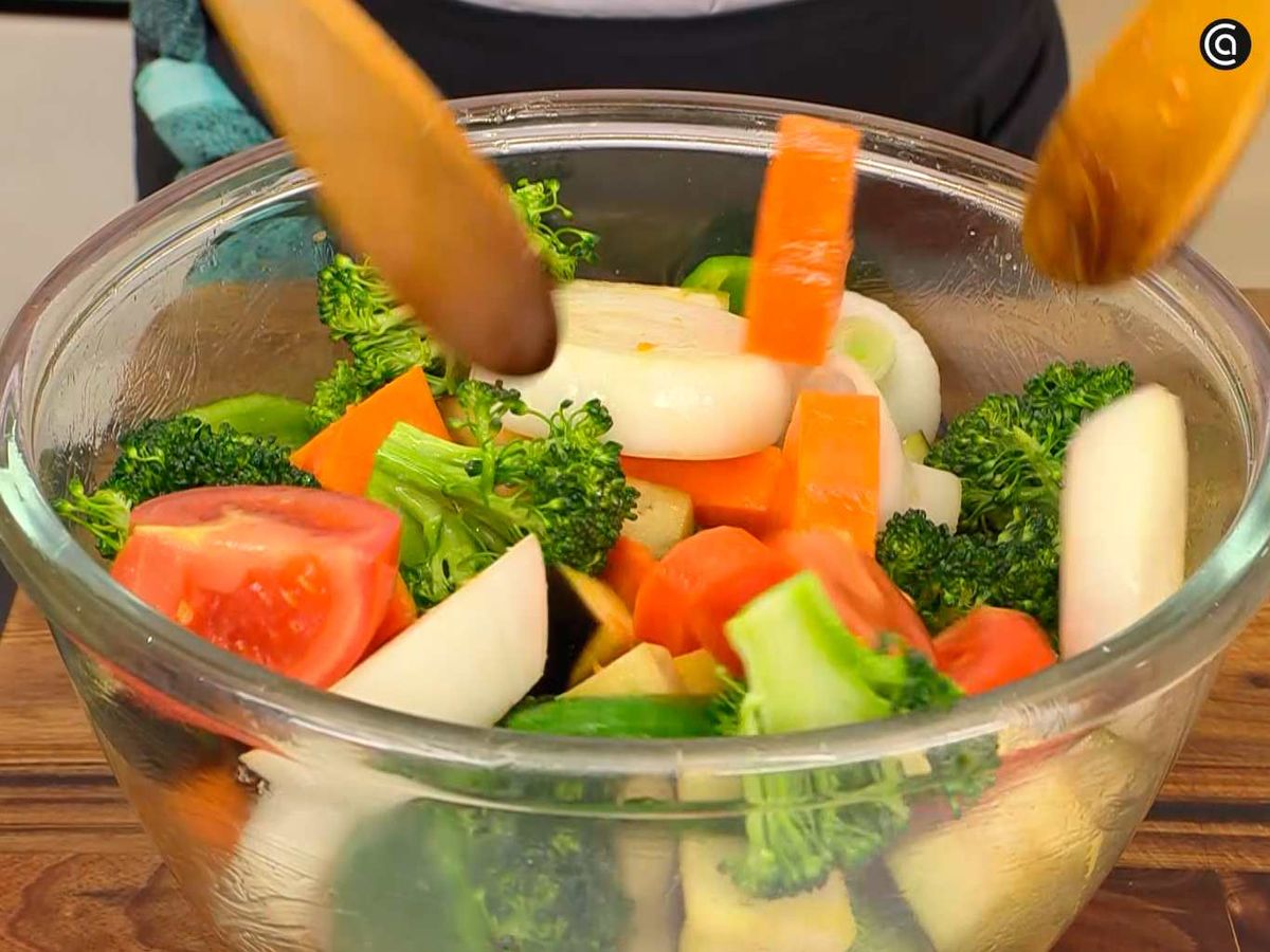 Corta y sazona las hortalizas