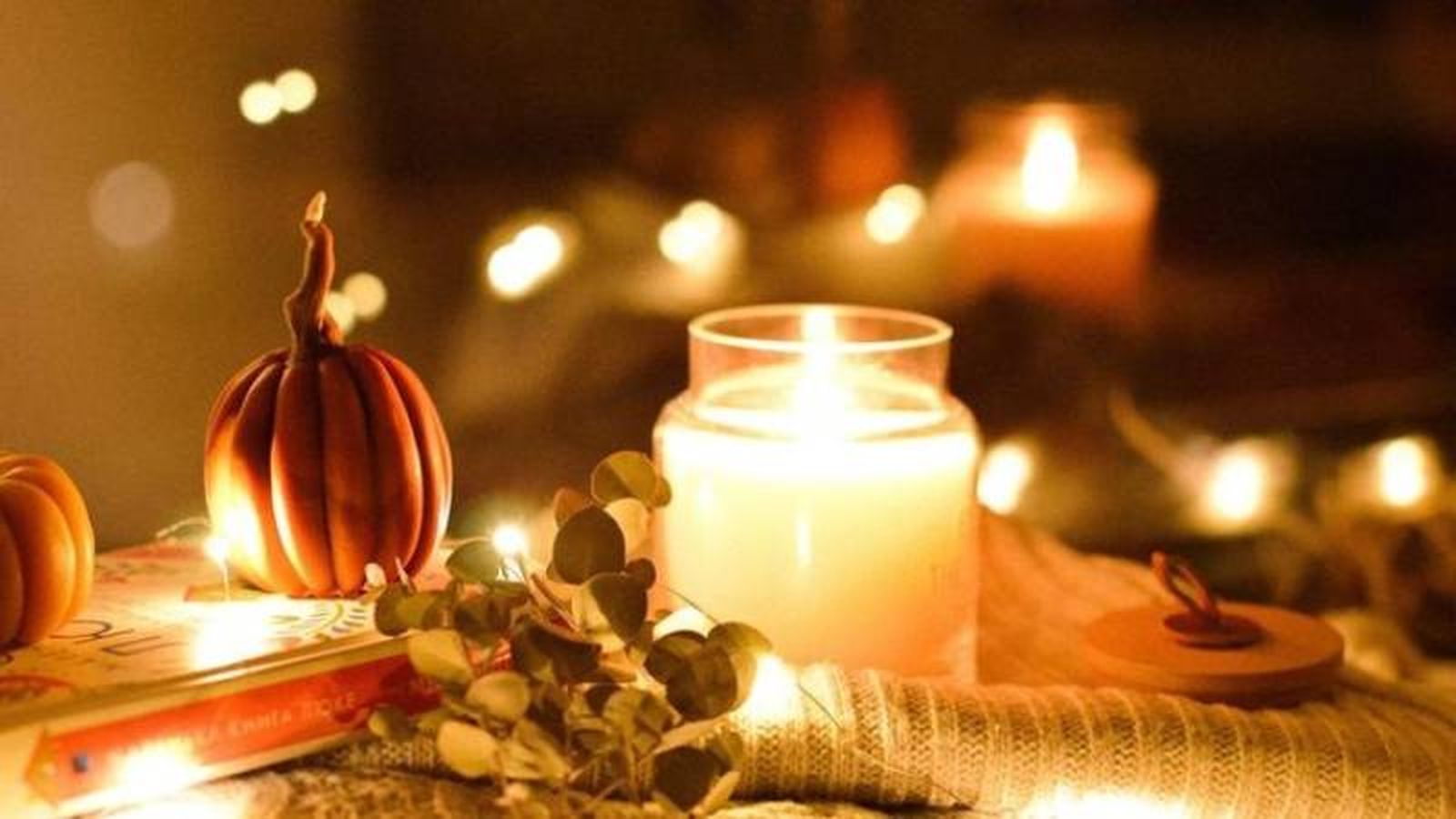 Velas decorativas de estilo hygge.