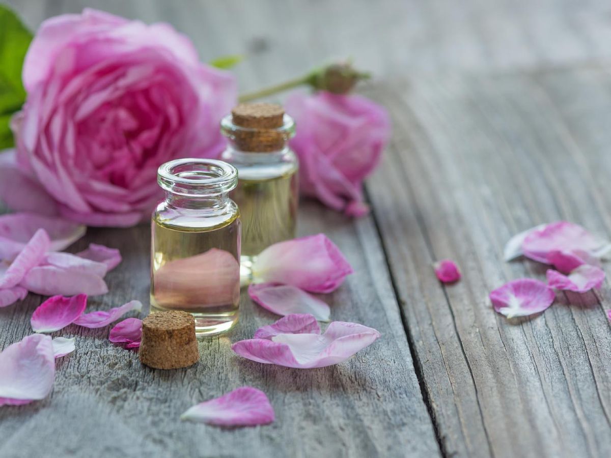 Aceites aromático hechos con pétalos de rosa.