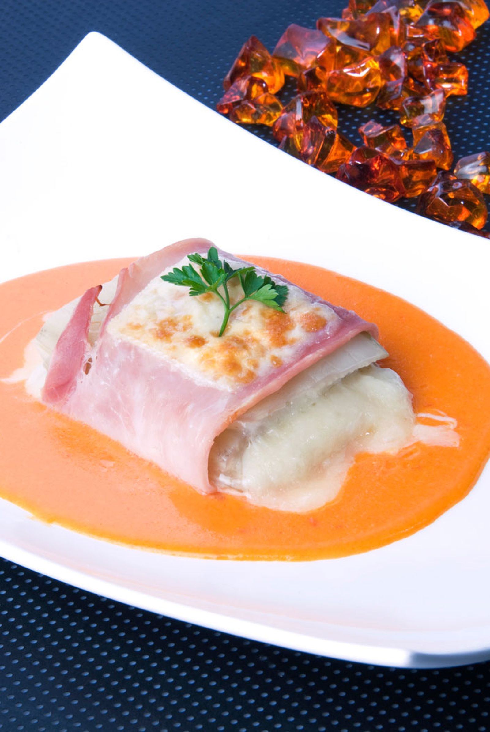 Pencas de acelga envueltas en jamón