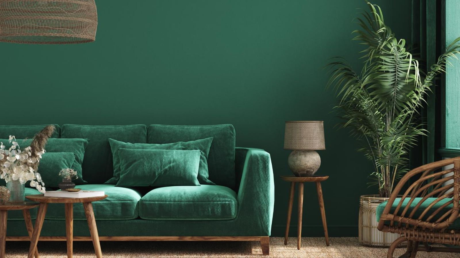 Salón con sofá verde de terciopelo.