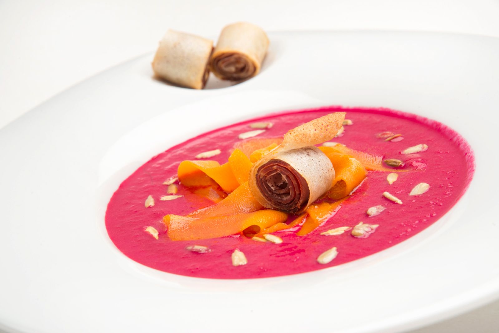 5563 1 Crema de remolacha con rulos de jamon (948) xl