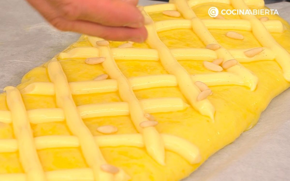 Cubre con crema pastelera y espolvorea piñones por encima