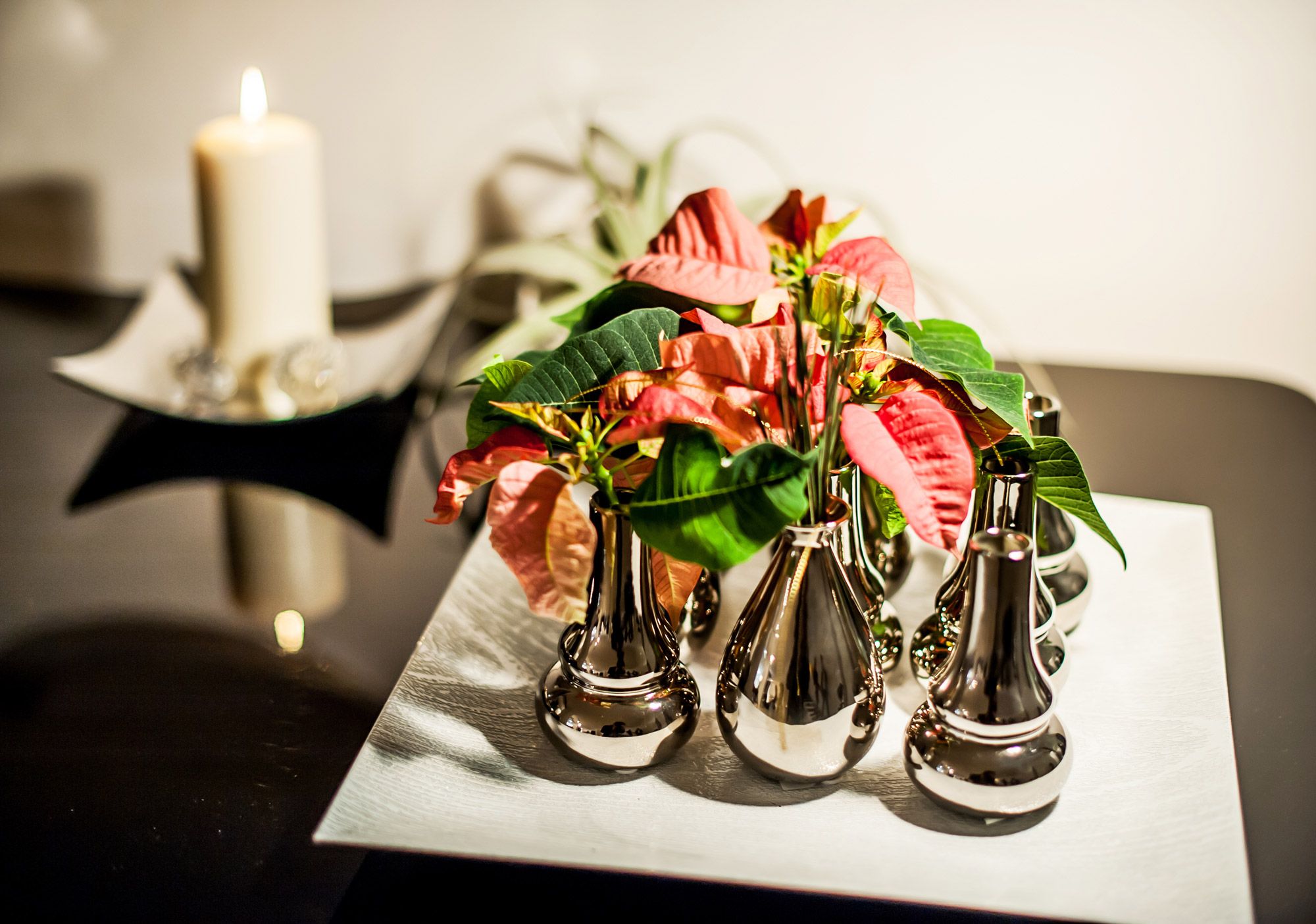 Decoracion navideña glamour con flor de pascua 5