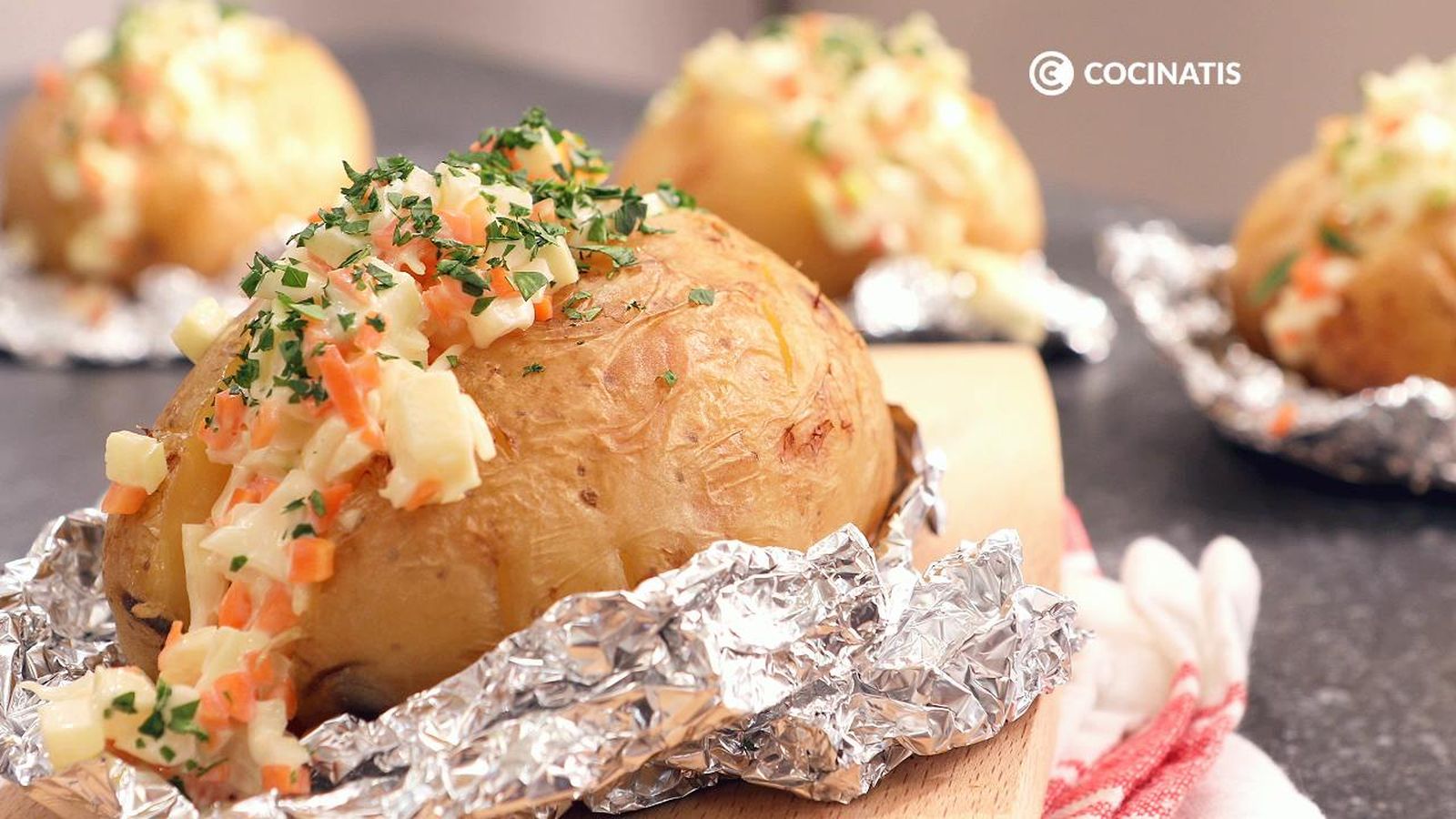 Receta de patatas asadas rellenas de ensalada de col