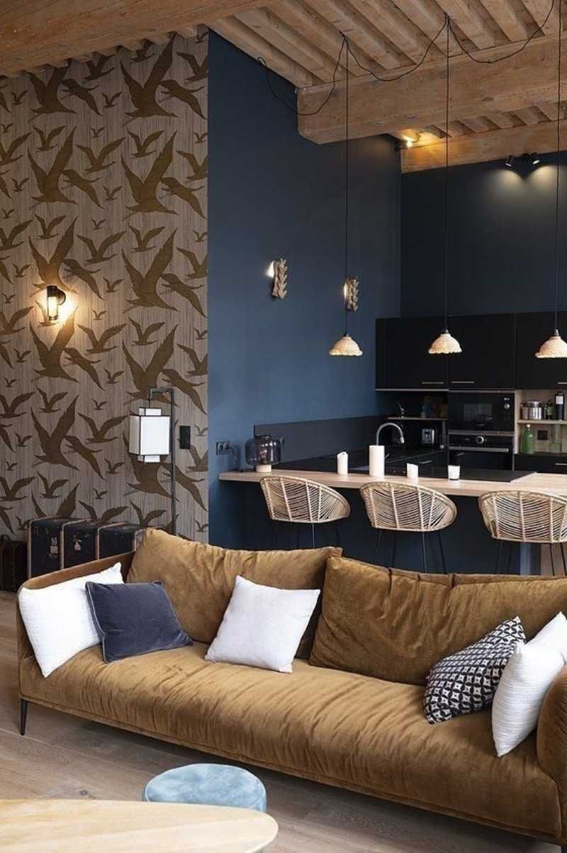 Cocina abierta al salón decorada en azul y Mocha Mousse.