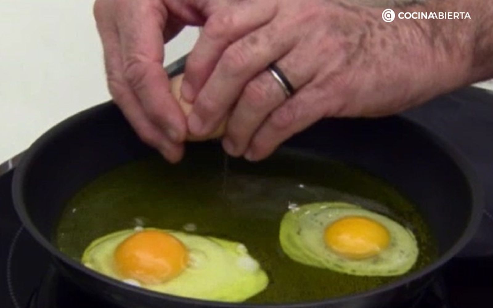 El primer paso para hacer huevos al cielo es freír los huevos