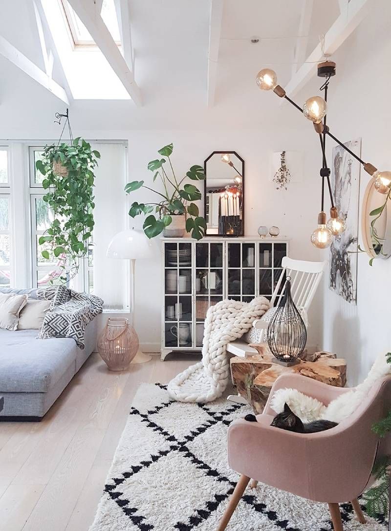Salón con decoración hygge muy acogedor.