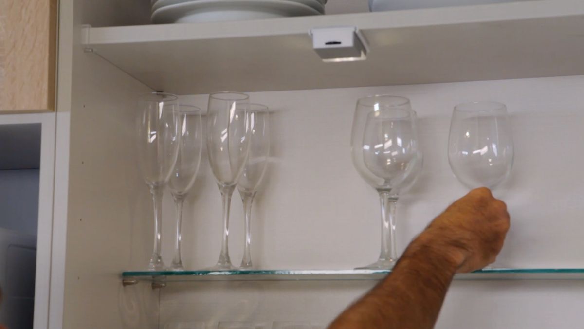 Colocar balda de cristal en el interior de un armario de cocina paso 9