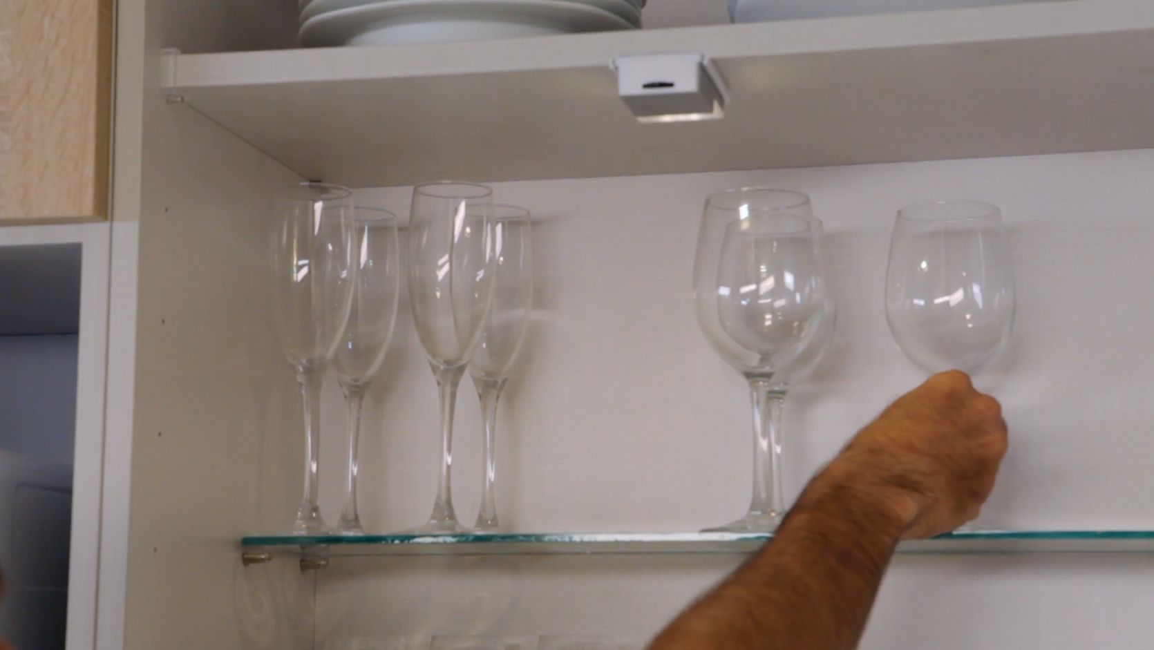Colocar balda de cristal en el interior de un armario de cocina paso 9