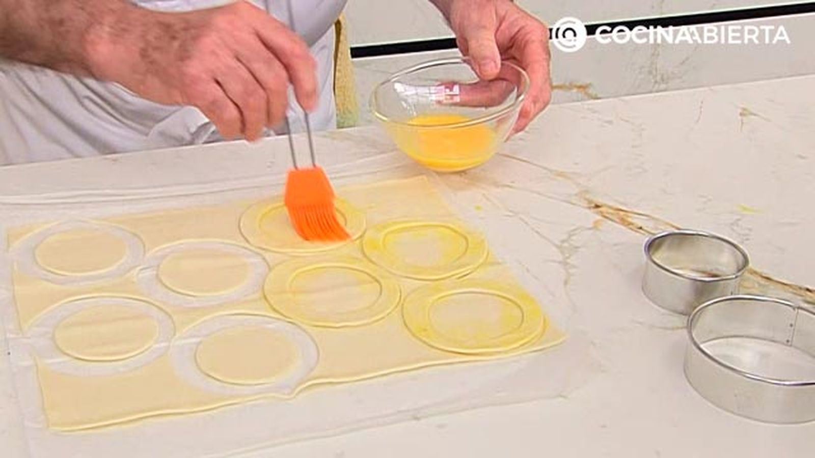 huevos en hojaldre con crema volvoanes rellenos al horno receta karlos arguinano karl67890321 paso1