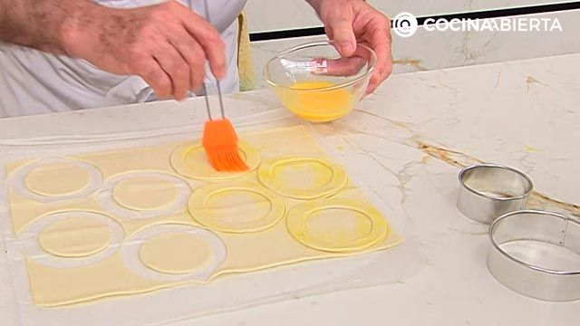 huevos en hojaldre con crema volvoanes rellenos al horno receta karlos arguinano karl67890321 paso1
