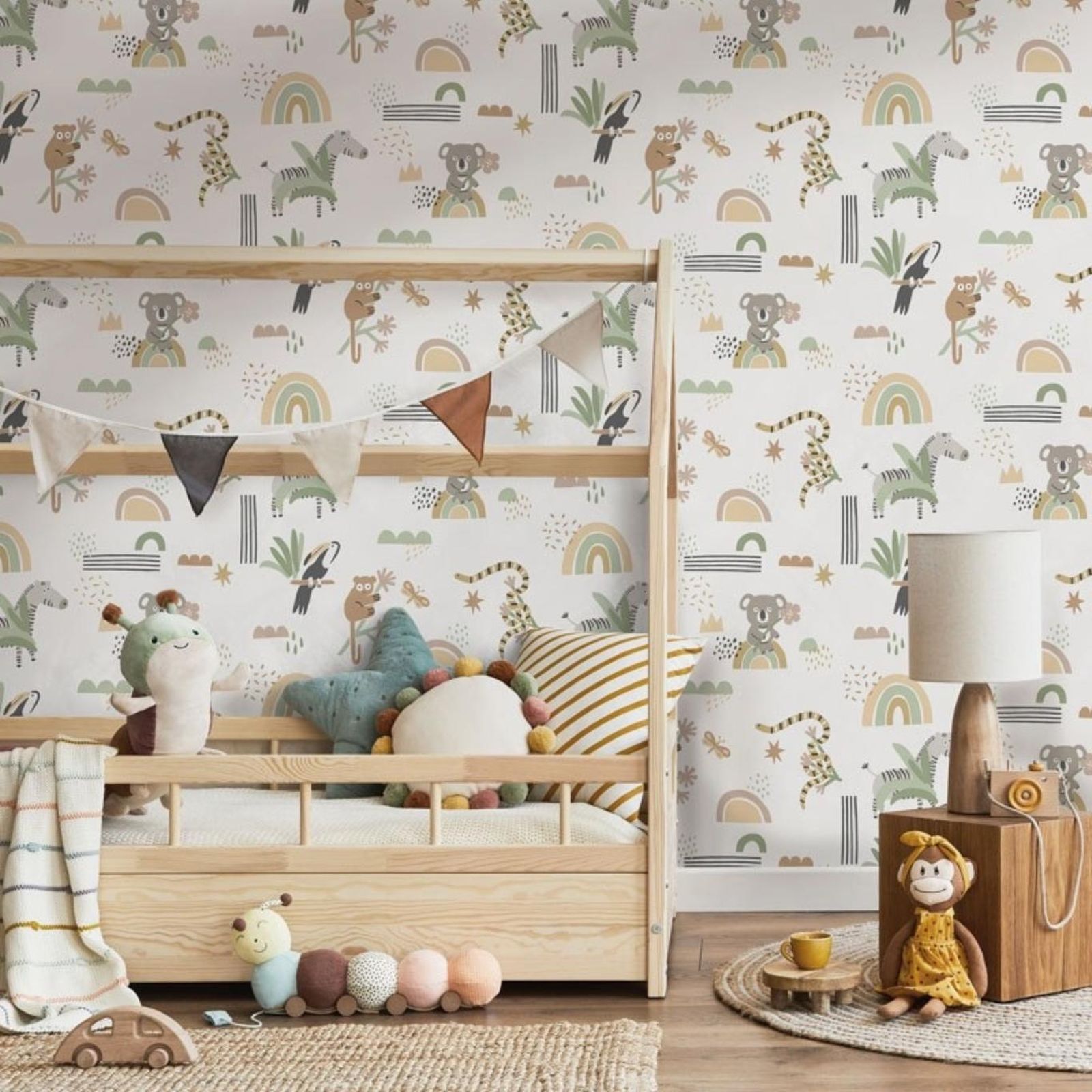 Dormitorio acogedor con papel pintado de animales.