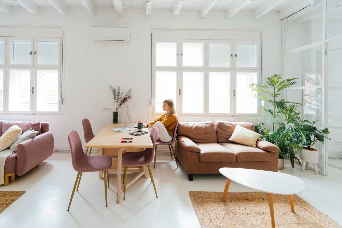 Salón fresco y natural con decoración moderna.