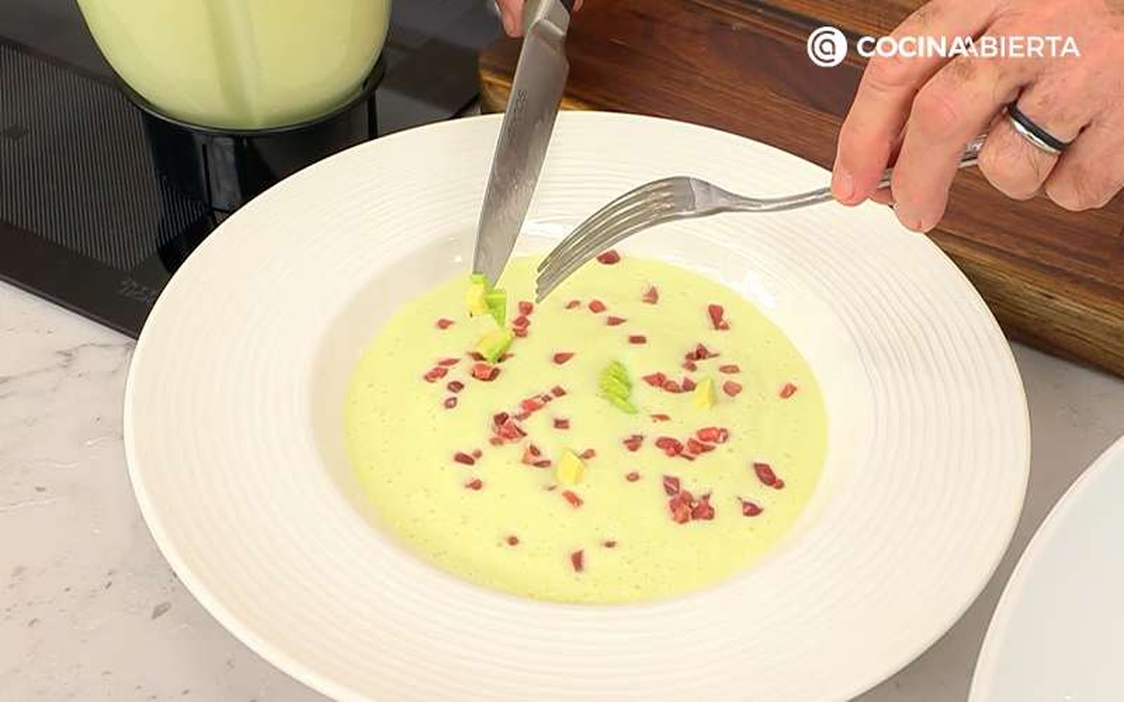 Acompaña la sopa fría de melón y aguacate con jamón