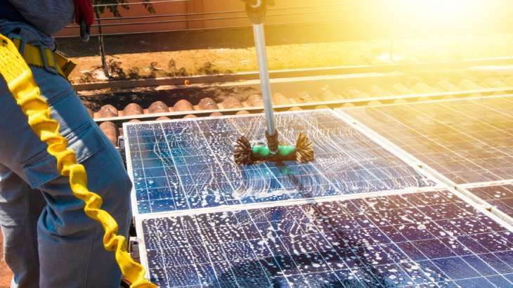 limpiar paneles solares agua jabon