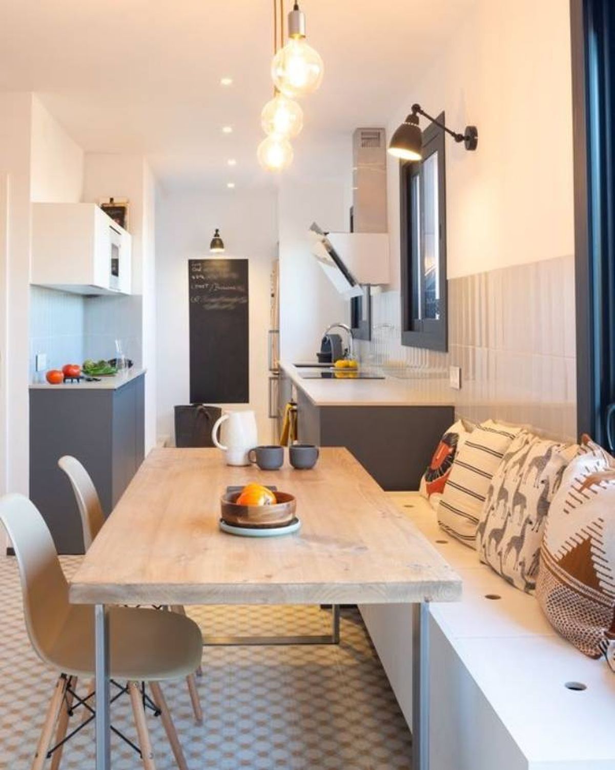 Ideas y consejos para distribuir de manera eficiente una cocina alargada 15