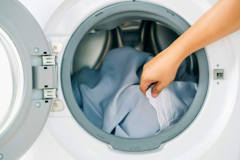 Recuerda, la ropa delicada debe lavarse en un programa corto, con agua fría y detergente especial.