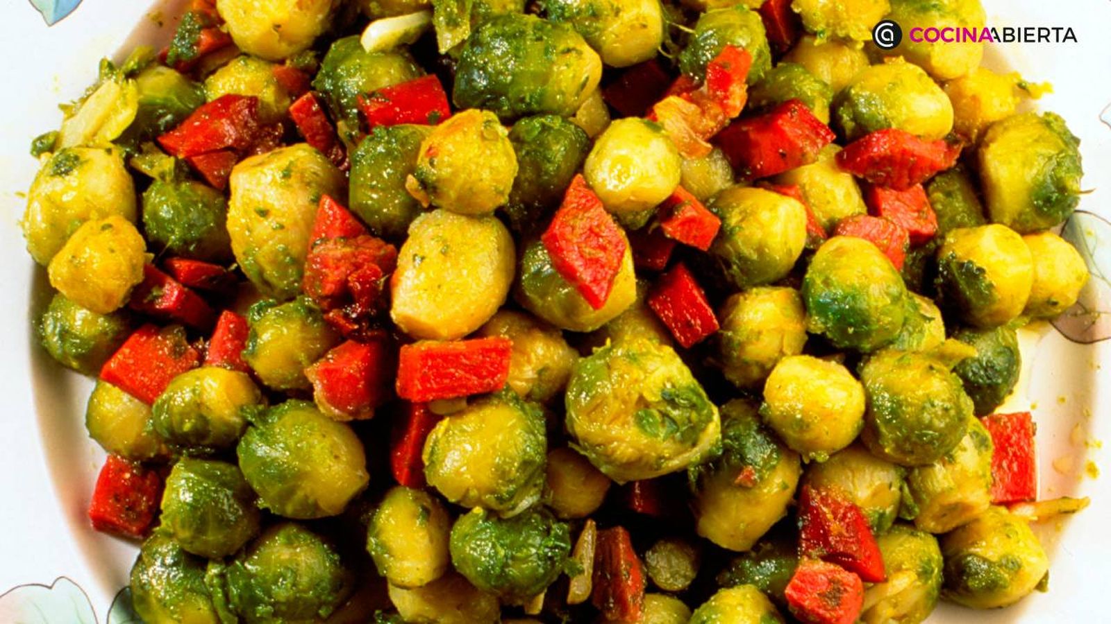 Las coles de Bruselas con jamón son un plato perfecto para otoño-invierno