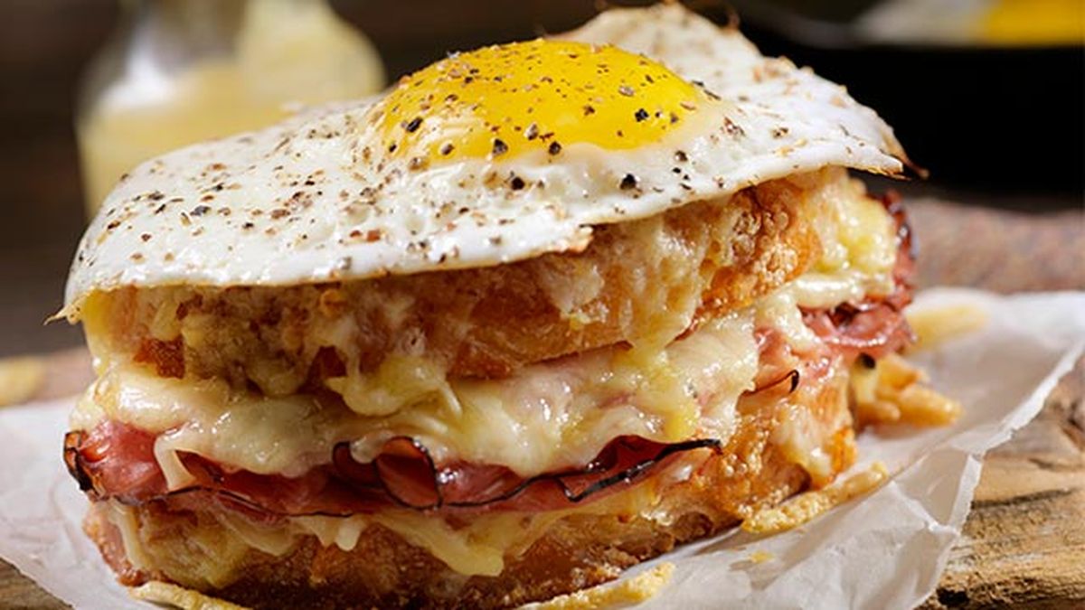 sandwich croque madame jamon queso gratinado con bechamel y huevo