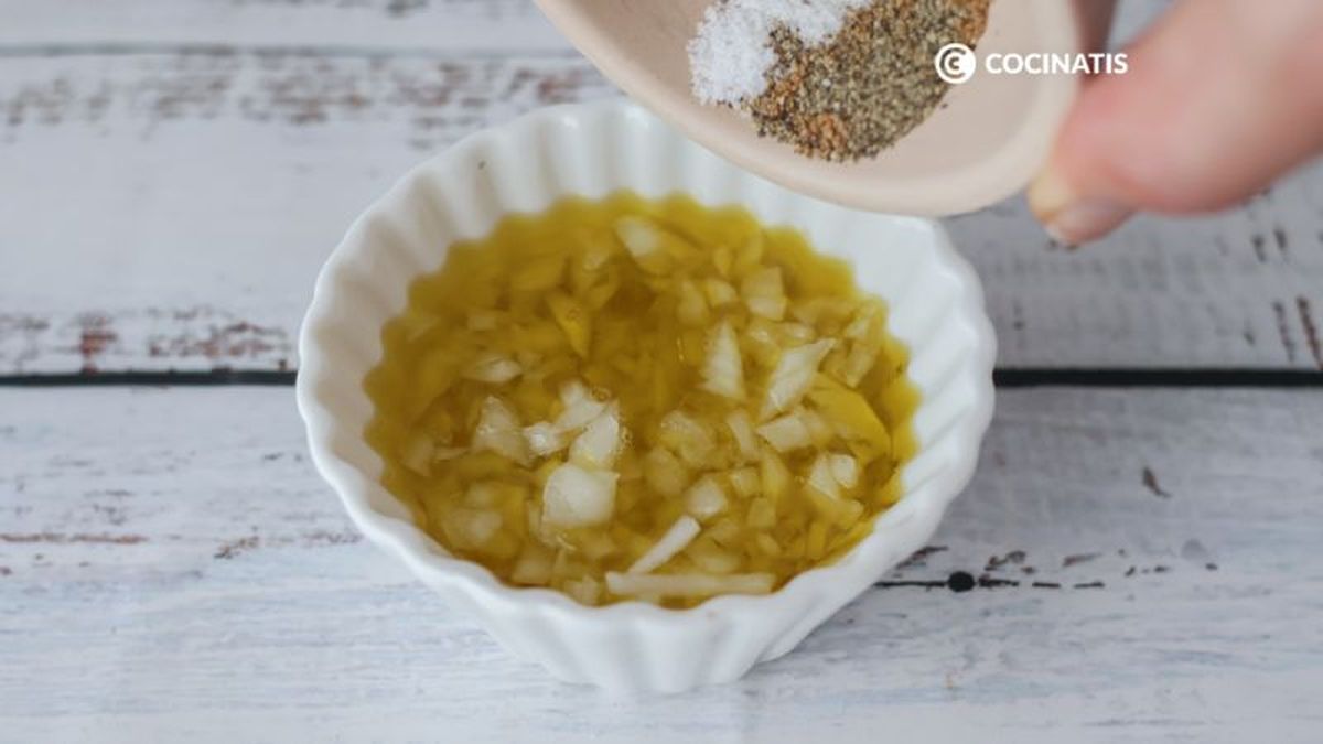 Preparamos el aliño para la ensalada