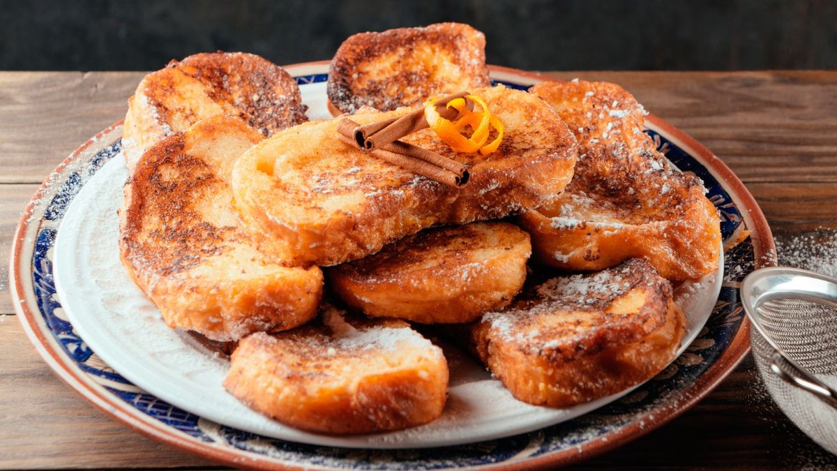 Descubre el curioso origen de las torrijas, antes de convertirse en el postre estrella de Semana Santa.