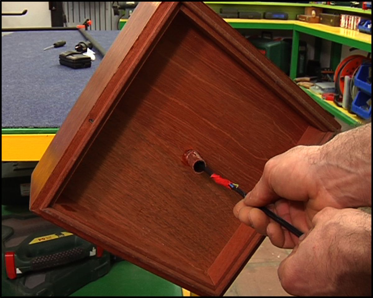 Cambiar el cable a una lámpara paso 4