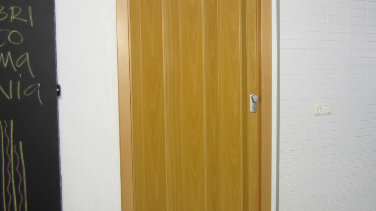 Cómo instalar una puerta plegable paso 11
