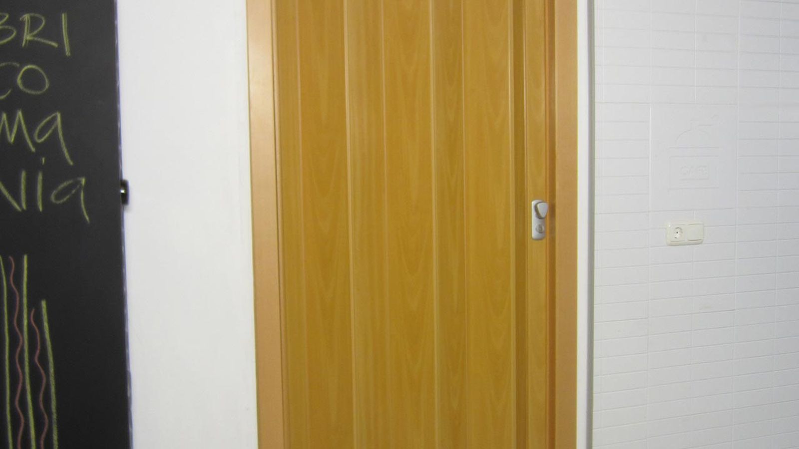 Cómo instalar una puerta plegable paso 11