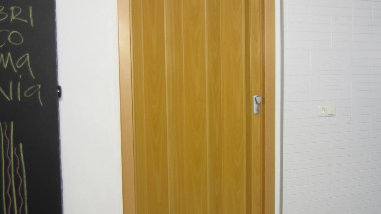 Cómo instalar una puerta plegable paso 11