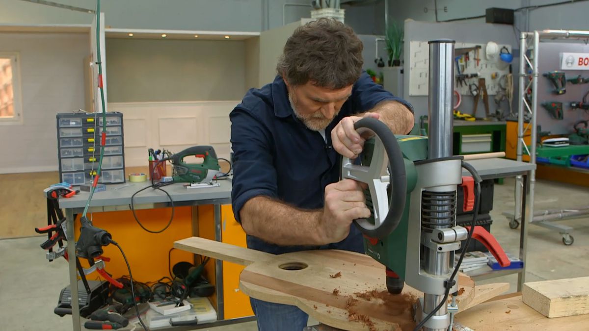 Cómo hacer un soporte de madera para la guitarra paso 7