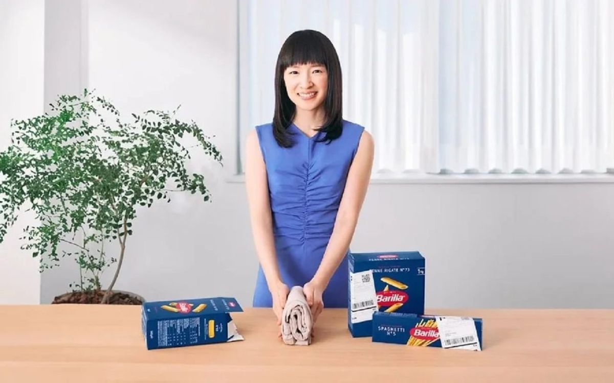 Marie Kondo enseñando cómo reutilizar las cajas de pasta Barilla