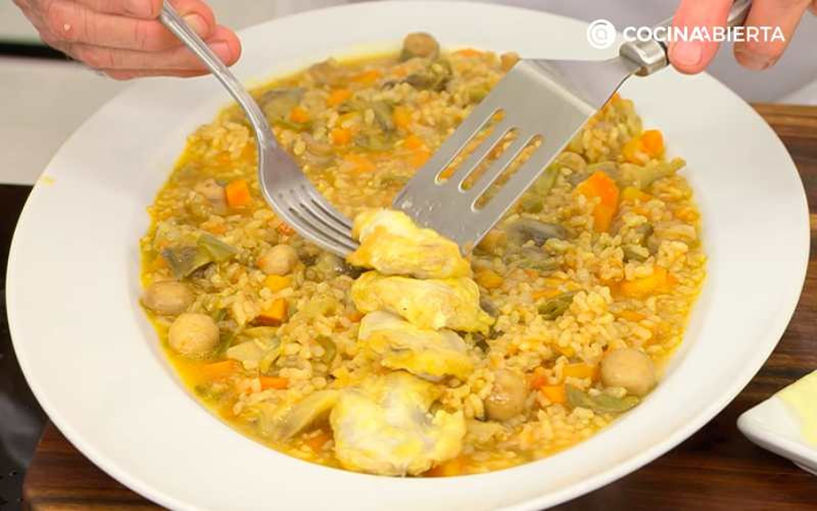 Sirve el arroz integral con verduras y kokotxas de bacalao fritas