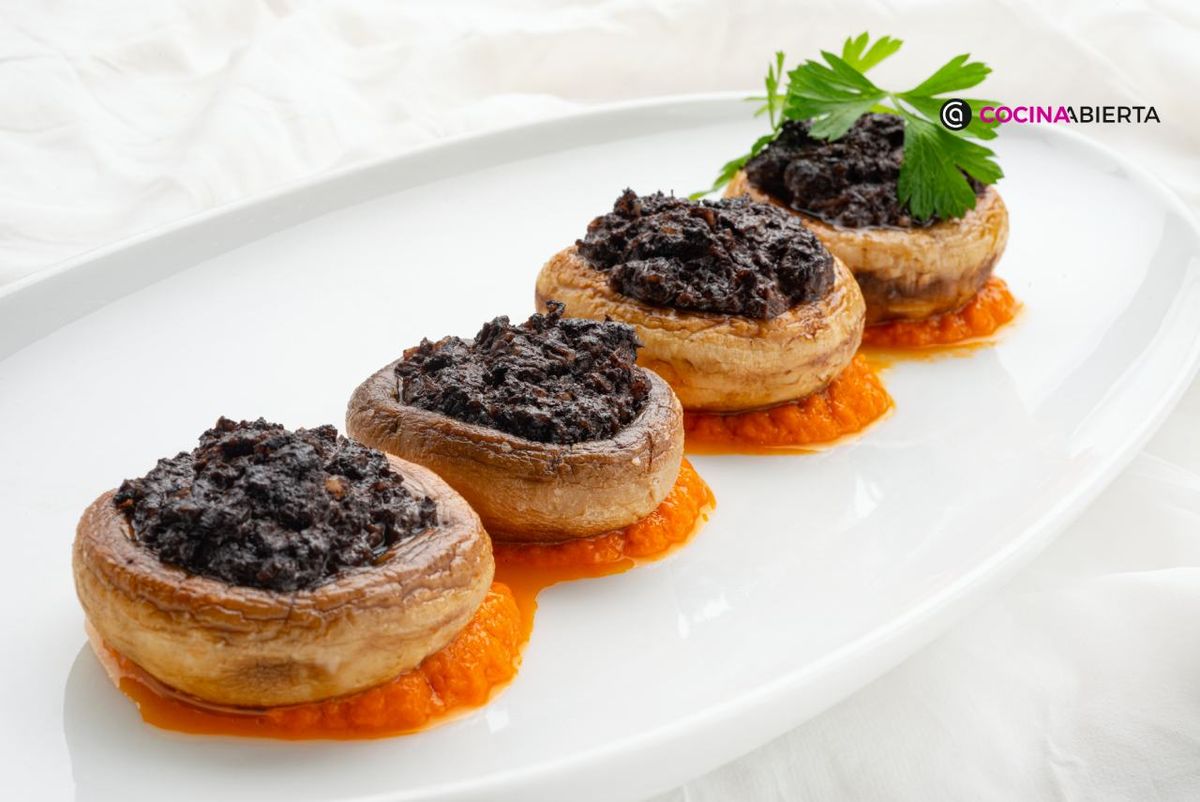 Champiñones rellenos de morcilla y salsa de pimientos morrones