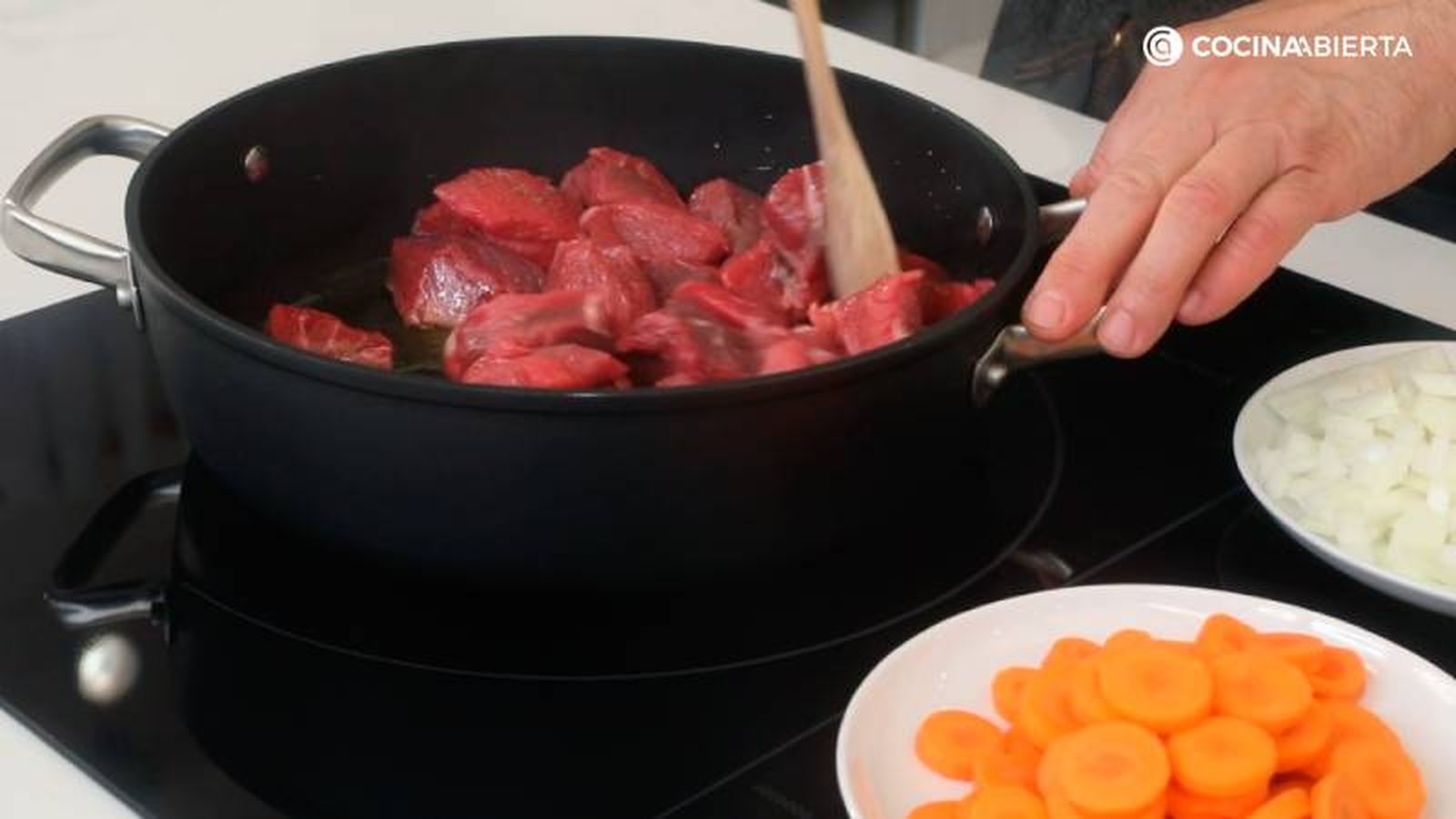 Sella la carne y rehoga las hortalizas
