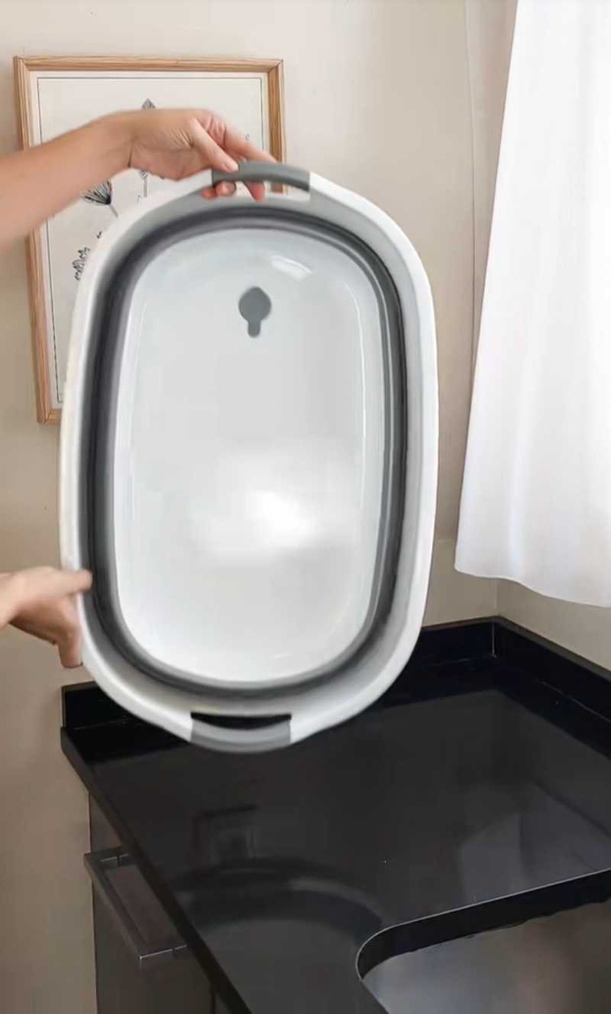 El cesto plegable de Leroy Merlin plegado sobre la encima de la cocina.