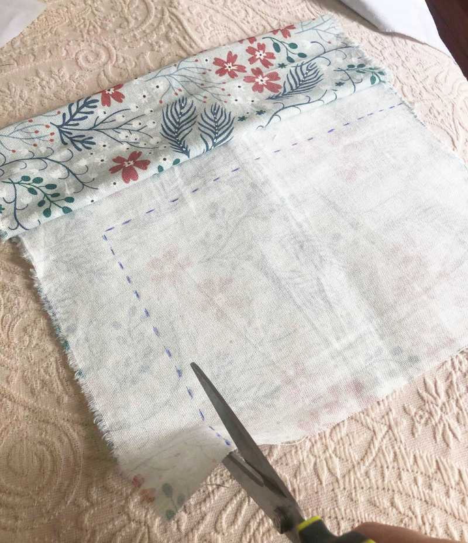 Segundo paso para hacer una funda de tela para libros.