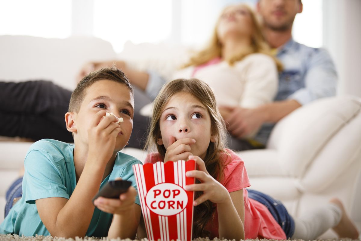 ninos y padres viendo la television